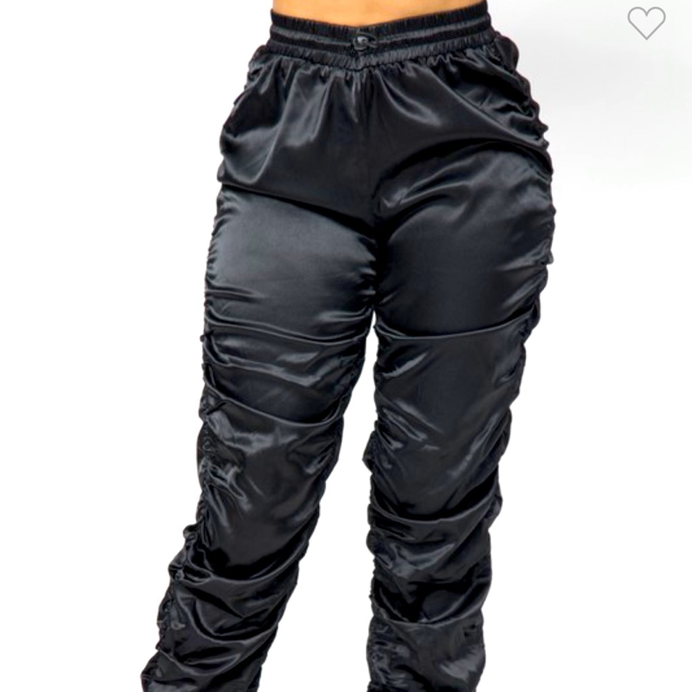 Satin Ruched pants, 95% polyester. 50% Spandex.
